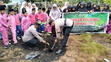 Polisi dan Siswa Meranti Bersatu: Sekolah Hijau, Bumi Sehat.