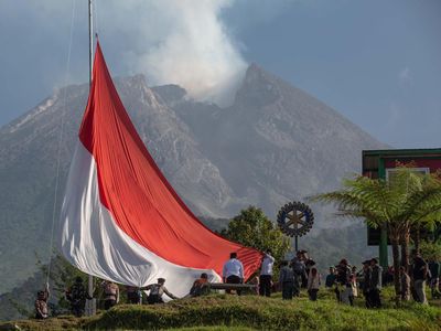 Potret Pengibaran Bendera Raksasa Merah Putih di Lereng Merapi