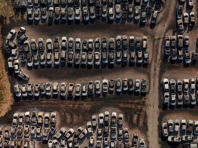 Ratusan Mobil Hangus Akibat Kebakaran Hutan di Yunani