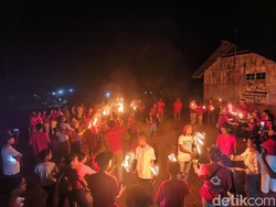 Pekik Merdeka Semarakkan Pawai Obor HUT ke-80 RI di Flores Timur