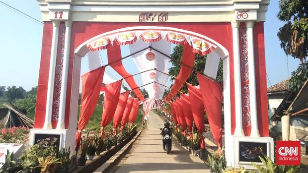 Semangat kemerdekaan ke-80 Republik Indonesia terasa begitu kental dan meriah di Desa Sidoasri, Kecamatan Candipuro, Kabupaten Lampung Selatan, Lampung. Warga dari setiap Rukun Tetangga (RT), secara kompak dan kreatif menghias gapura di jalan masuk lingkungan mengubahnya menjadi ikon desa yang unik dan menarik perhatian.