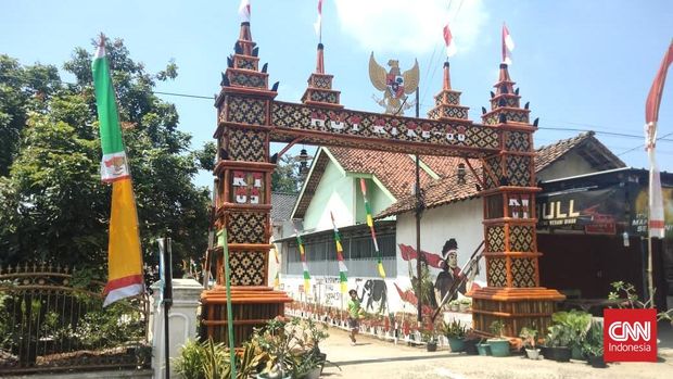 Semangat kemerdekaan ke-80 Republik Indonesia terasa begitu kental dan meriah di Desa Sidoasri, Kecamatan Candipuro, Kabupaten Lampung Selatan, Lampung. Warga dari setiap Rukun Tetangga (RT), secara kompak dan kreatif menghias gapura di jalan masuk lingkungan mengubahnya menjadi ikon desa yang unik dan menarik perhatian.