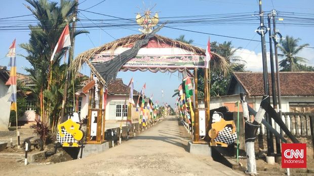 Semangat kemerdekaan ke-80 Republik Indonesia terasa begitu kental dan meriah di Desa Sidoasri, Kecamatan Candipuro, Kabupaten Lampung Selatan, Lampung. Warga dari setiap Rukun Tetangga (RT), secara kompak dan kreatif menghias gapura di jalan masuk lingkungan mengubahnya menjadi ikon desa yang unik dan menarik perhatian.