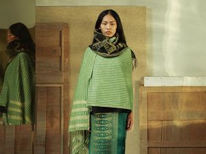 Inspirasi Busana Wastra untuk Upacara 17 Agustus ala Sapto Djojokartiko Inspirasi Busana Wastra untuk Upacara 17 Agustus ala Sapto Djojokartiko