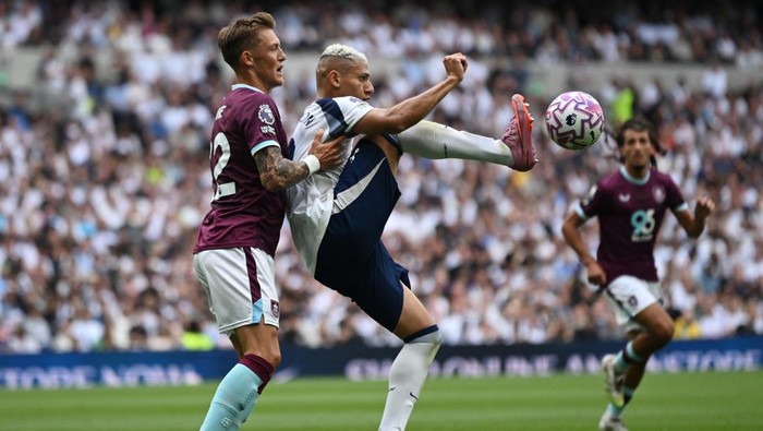 Soccer Football - Premier League - Tottenham Hotspur v Burnley - Tottenham Hotspur Stadium, London, Britain - August 16, 2025 Burnleys Oliver Sonne in action with Tottenham Hotspurs Richarlison REUTERS/Tony O Brien EDITORIAL USE ONLY. NO USE WITH UNAUTHORIZED AUDIO, VIDEO, DATA, FIXTURE LISTS, CLUB/LEAGUE LOGOS OR LIVE SERVICES. ONLINE IN-MATCH USE LIMITED TO 120 IMAGES, NO VIDEO EMULATION. NO USE IN BETTING, GAMES OR SINGLE CLUB/LEAGUE/PLAYER PUBLICATIONS. PLEASE CONTACT YOUR ACCOUNT REPRESENTATIVE FOR FURTHER DETAILS..