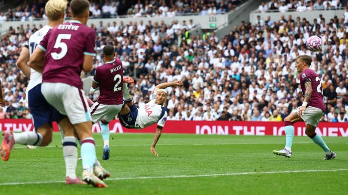 Soccer Football - Premier League - Tottenham Hotspur v Burnley - Tottenham Hotspur Stadium, London, Britain - August 16, 2025 Tottenham Hotspurs Richarlison scores their second goal Action Images via Reuters/Matthew Childs EDITORIAL USE ONLY. NO USE WITH UNAUTHORIZED AUDIO, VIDEO, DATA, FIXTURE LISTS, CLUB/LEAGUE LOGOS OR LIVE SERVICES. ONLINE IN-MATCH USE LIMITED TO 120 IMAGES, NO VIDEO EMULATION. NO USE IN BETTING, GAMES OR SINGLE CLUB/LEAGUE/PLAYER PUBLICATIONS. PLEASE CONTACT YOUR ACCOUNT REPRESENTATIVE FOR FURTHER DETAILS..