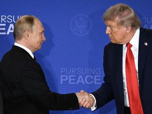 Trump Beri Surat Perdamaian dari Melania ke Putin Trump Beri Surat Perdamaian dari Melania ke Putin