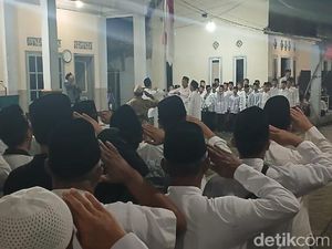Unik! Ponpes Banyuwangi Ini Gelar Upacara Kemerdekaan 16 Agustus Malam
