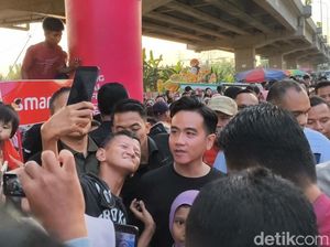 Video: Hadiah dari Gibran Jadi Incaran Peserta Panjat Pinang di Kalimalang Video: Hadiah dari Gibran Jadi Incaran Peserta Panjat Pinang di Kalimalang