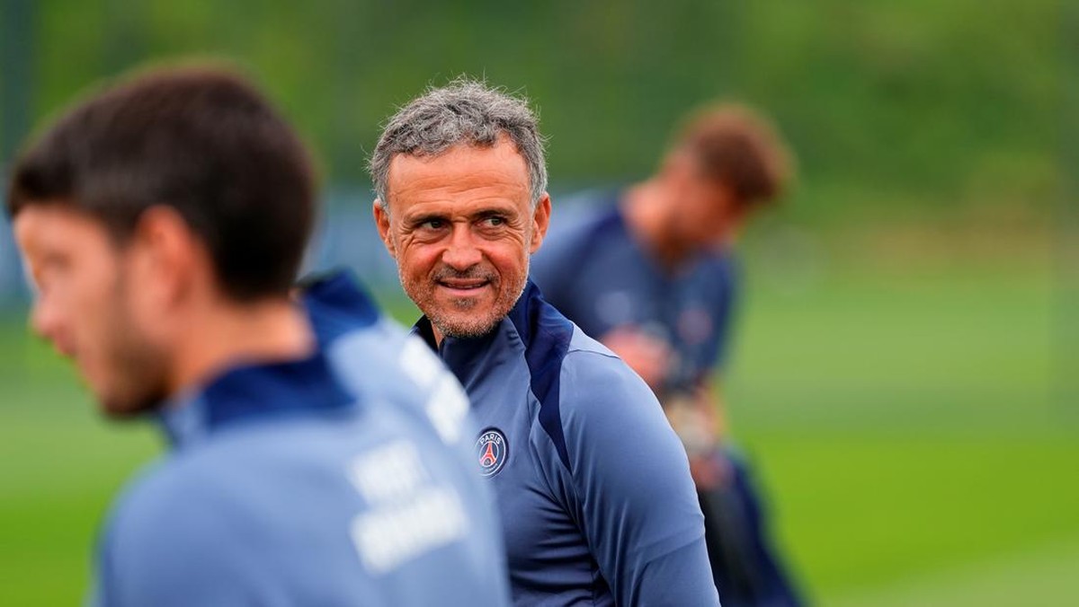 Pelatih PSG Luis Enrique mengalami patah tulang selangka akibat kecelakaan sepeda. (Foto: PSG via Getty Images/Glenn Gervot - PSG)
