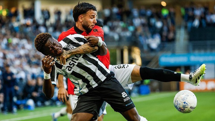 ALMELO - Bryan Limbombe of Heracles Almelo, Calvin Verdonk of NEC Nijmegen (l-r) during the Dutch Eredivisie match between Heracles Almelo and NEC at the Erve Asito Stadium on August 16, 2025, in Almelo, Netherlands. ANP VINCENT JANNINK (Photo by ANP via Getty Images)