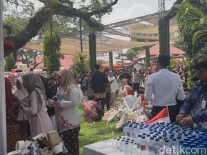 Ada Pesta Rakyat, Lapangan Istana Merdeka Mendadak Jadi Tempat Piknik Warga Ada Pesta Rakyat, Lapangan Istana Merdeka Mendadak Jadi Tempat Piknik Warga