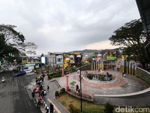 Alun-alun Kuningan: Denyut Kota di Bawah Bayang Gunung Ciremai Alun-alun Kuningan: Denyut Kota di Bawah Bayang Gunung Ciremai