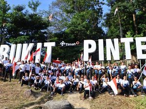 Polda Babel Kibarkan Bendera di Bukit Pinteir Polda Babel Kibarkan Bendera di Bukit Pinteir