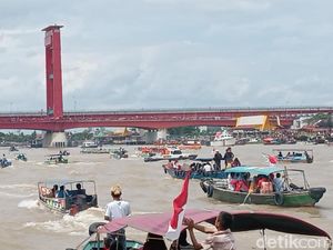 Arus Lalin Sungai Musi Padat, Petugas Pukul Mundur Perahu Penonton Arus Lalin Sungai Musi Padat, Petugas Pukul Mundur Perahu Penonton