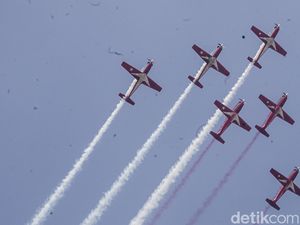 Atraksi Flypass Pesawat Tempur Meriahkan HUT RI di Langit Jakarta