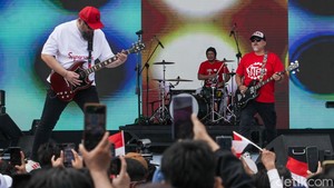 Band Papan Atas Hibur Pengunjung Pesta Rakyat di Monas
