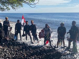 Bendera Merah Putih Dibentangkan di Bawah Laut Tulamben