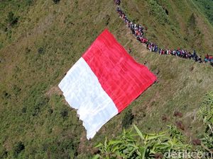 Keren! Bendera Merah Putih Raksasa Berkibar di Gunung Andong Magelang Keren! Bendera Merah Putih Raksasa Berkibar di Gunung Andong Magelang