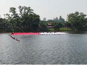 HUT Ke-80 RI, Bendera Merah Putih Raksasa Terbentang di Waduk Situ Gintung