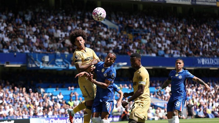 LONDON, ENGLAND - AUGUST 17: Chris Richards of Crystal Palace misses a chance whilst under pressure from Joao Pedro of Chelsea during the Premier League match between Chelsea and Crystal Palace at Stamford Bridge on August 17, 2025 in London, England. (Photo by Justin Setterfield/Getty Images)