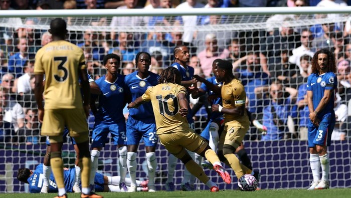LONDON, ENGLAND - AUGUST 17: Eberechi Eze of Crystal Palace scores his sides goal which is later disallowed following a VAR review, after Marc Guehi of Crystal Palace interferes with the Chelsea wall during the Premier League match between Chelsea and Crystal Palace at Stamford Bridge on August 17, 2025 in London, England. (Photo by Ryan Pierse/Getty Images)