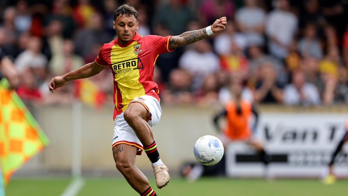 Bek Timnas Indonesia, Dean James, saat membela Go Ahead Eagles. (Foto: Getty Images/Soccrates Images)