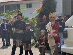 HUT ke-80 RI: Gibran Pakai Baju Adat Gayo, Selvi Berbusana Adat Palembang