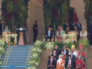 Video Gaya Formal Gibran di Upacara Penurunan Bendera HUT RI Video Gaya Formal Gibran di Upacara Penurunan Bendera HUT RI