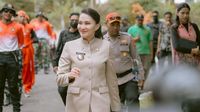 Foto: Aksi Gubernur Sherly Tjoanda Kibarkan Bendera di Bawah Laut, Bikin Kagum