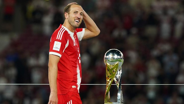 STUTTGART, GERMANY - AUGUST 16: Harry Kane of Bayern Munich walks past the Franz Beckenbauer Supercup Trophy following the Franz-Beckenbauer-Supercup 2025 match between VfB Stuttgart and FC Bayern München at MHPArena on August 16, 2025 in Stuttgart, Germany. (Photo by Daniela Porcelli/Getty Images)