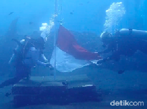 Video: HUT ke-80 RI, Bendera Merah Putih Berkibar di Dalam Laut