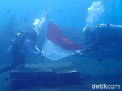 Video: HUT ke-80 RI, Bendera Merah Putih Berkibar di Dalam Laut