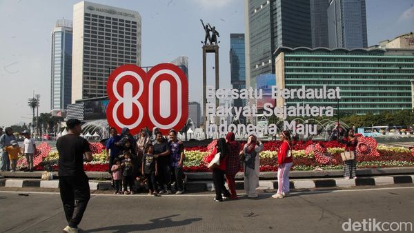 Instalasi HUT ke-80 RI Hiasi Bundaran HI