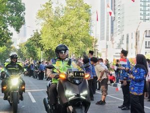 Naik Motor, Kakorlantas Terjun Langsung Pimpin Pengamanan Puncak HUT Ke-80 RI Naik Motor, Kakorlantas Terjun Langsung Pimpin Pengamanan Puncak HUT Ke-80 RI