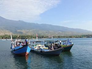 Teluk Kayangan Dipenuhi Nelayan Konvoi Bendera Merah Putih Teluk Kayangan Dipenuhi Nelayan Konvoi Bendera Merah Putih