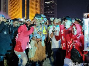 Kapolri Sapa Warga Pengunjung Karnaval HUT ke-80 RI di Bundaran HI