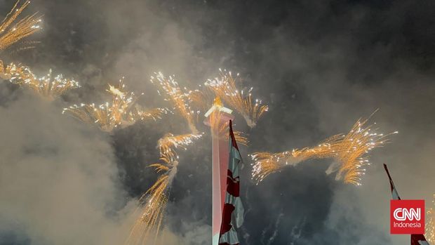 Ribuan warga tumpah ruah menyaksikan Karnaval Kemerdekaan di kawasan Monumen Nasional (Monas), Jakarta Pusat, Minggu (17/8). (CNN Indonesia/Patricia Diah Ayu Saraswati)