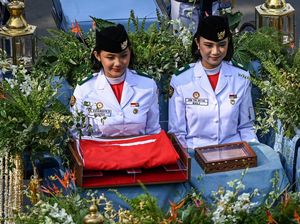Video: Detik-detik Bendera Merah Putih Kembali Dibawa Kirab Kereta Kencana Video: Detik-detik Bendera Merah Putih Kembali Dibawa Kirab Kereta Kencana