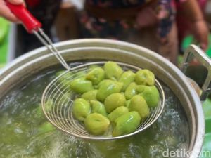 Lumer! Klepon Legendaris Sejak 1980 dari Gianyar Diboyong ke Jakarta Lumer! Klepon Legendaris Sejak 1980 dari Gianyar Diboyong ke Jakarta