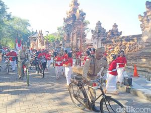 Serunya Konvoi Sepeda Ontel Saat HUT ke-80 RI di Jalanan Denpasar