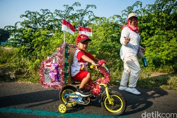    Merah Putih Beroda: Warga Bekasi Ukir Kreativitas di Atas Sepeda Hias!