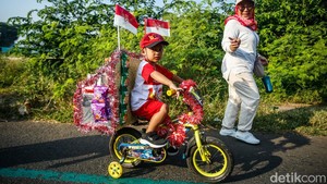 Kreatif, Warga Bekasi Arak Sepeda Hias Bernuansa Merah Putih