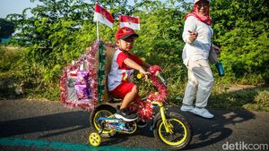 Kreatif, Warga Bekasi Arak Sepeda Hias Bernuansa Merah Putih