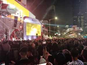 Lalin di Bundaran HI Ditutup, Warga Makin Ramai Saksikan Karnaval HUT ke-80 RI