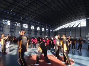 Meriahkan HUT RI, Polisi dan Bhayangkari di Bojonegoro Gelar Senam-Lomba