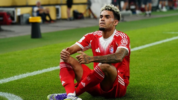 STUTTGART, GERMANY - AUGUST 16: Luis Diaz of Bayern Munich celebrates scoring his teams second goal during the Franz-Beckenbauer-Supercup 2025 match between VfB Stuttgart and FC Bayern München at MHPArena on August 16, 2025 in Stuttgart, Germany. (Photo by Daniela Porcelli/Getty Images)