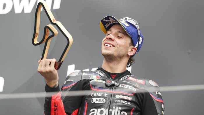 Marco Bezzecchi raih podium di MotoGP Austria 2025. (Foto: Getty Images/Gold & Goose Photography)