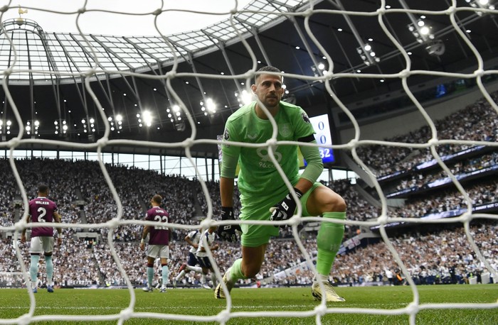 Soccer Football - Premier League - Tottenham Hotspur v Burnley - Tottenham Hotspur Stadium, London, Britain - August 16, 2025 Burnleys Martin Dubravka looks dejected after Tottenham Hotspurs Richarlison scores their first goal REUTERS/Tony O Brien EDITORIAL USE ONLY. NO USE WITH UNAUTHORIZED AUDIO, VIDEO, DATA, FIXTURE LISTS, CLUB/LEAGUE LOGOS OR LIVE SERVICES. ONLINE IN-MATCH USE LIMITED TO 120 IMAGES, NO VIDEO EMULATION. NO USE IN BETTING, GAMES OR SINGLE CLUB/LEAGUE/PLAYER PUBLICATIONS. PLEASE CONTACT YOUR ACCOUNT REPRESENTATIVE FOR FURTHER DETAILS..