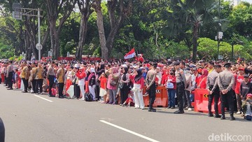 Merah Putih Berkibar: Warga Istana Bersatu dalam Hormat.